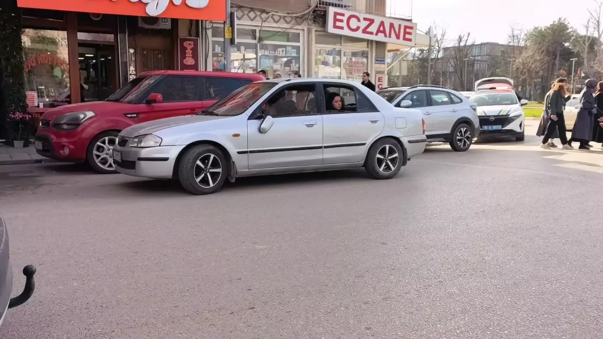 İnegöl'de trafik kazası meydana geldi, 2 kişi yaralandı.