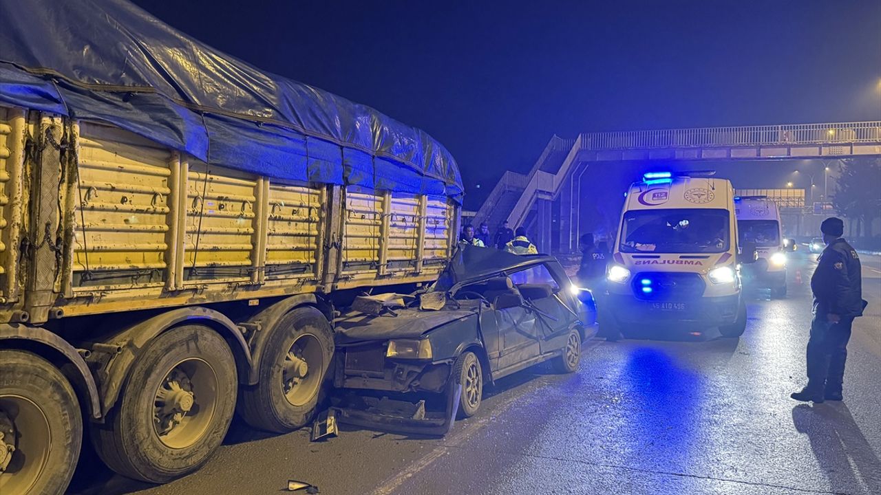 Kahramanmaraş'ta otomobil ile tırın çarpıştığı trafik kazasında 3 kişi yaralandı.
