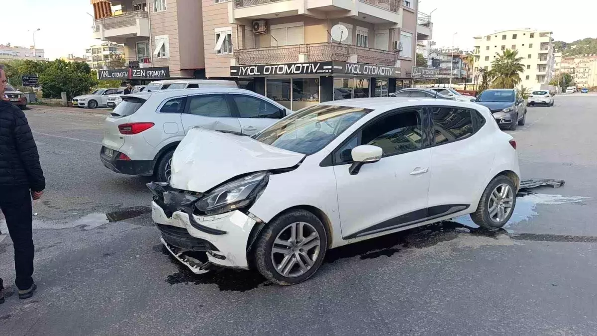 Manavgat'ta trafik olayında anne ve kızı yaralandı.