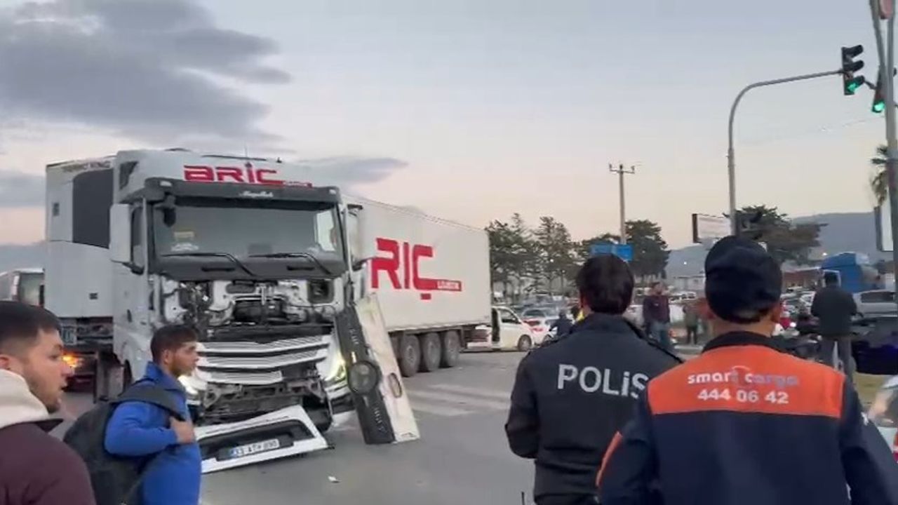 TIR ile çarpışan Minibüs her iki araca da hasar verdi!