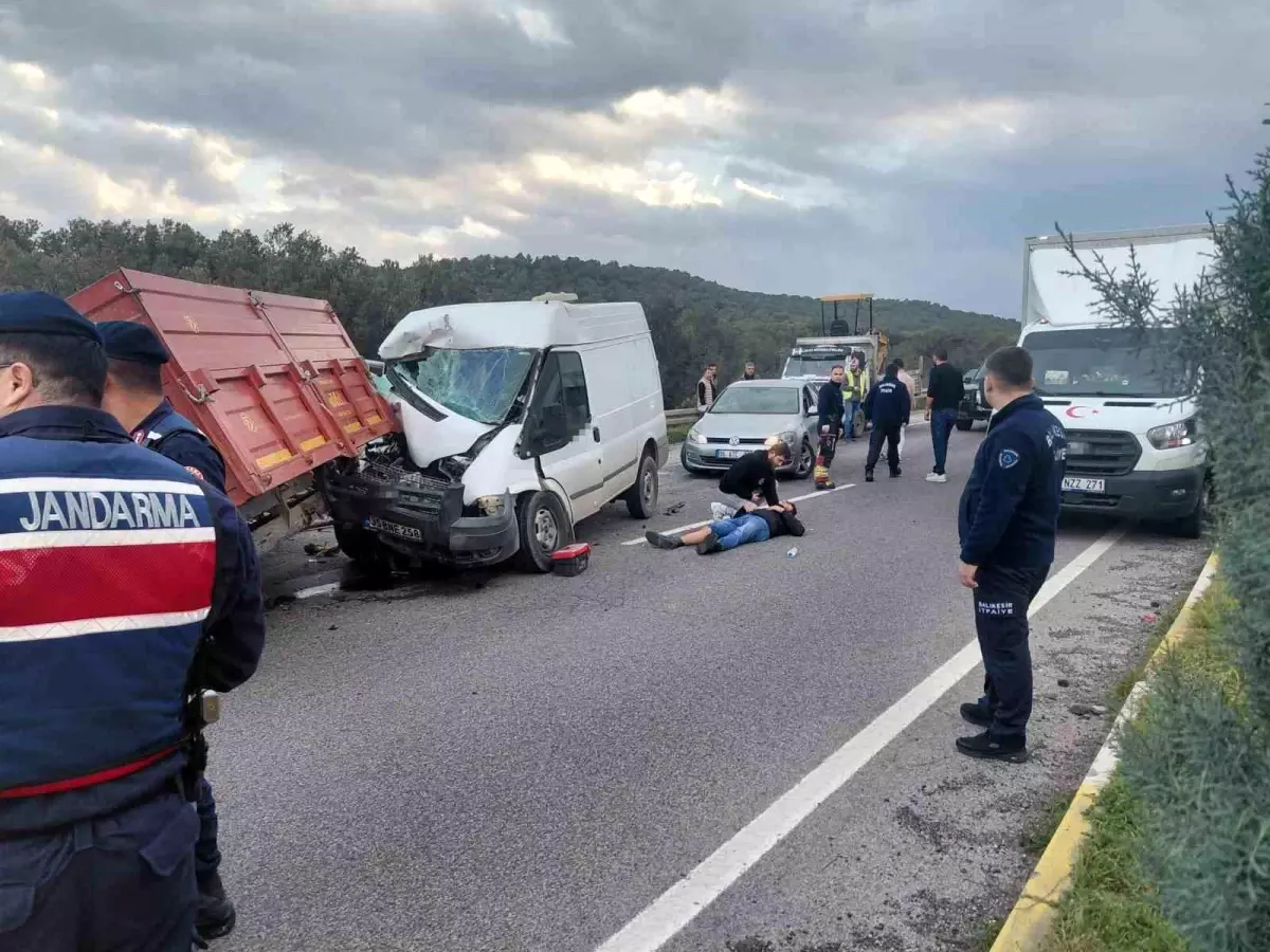 Balıkesir'de Trafik Kaza: 4 Kişi Yaralandı