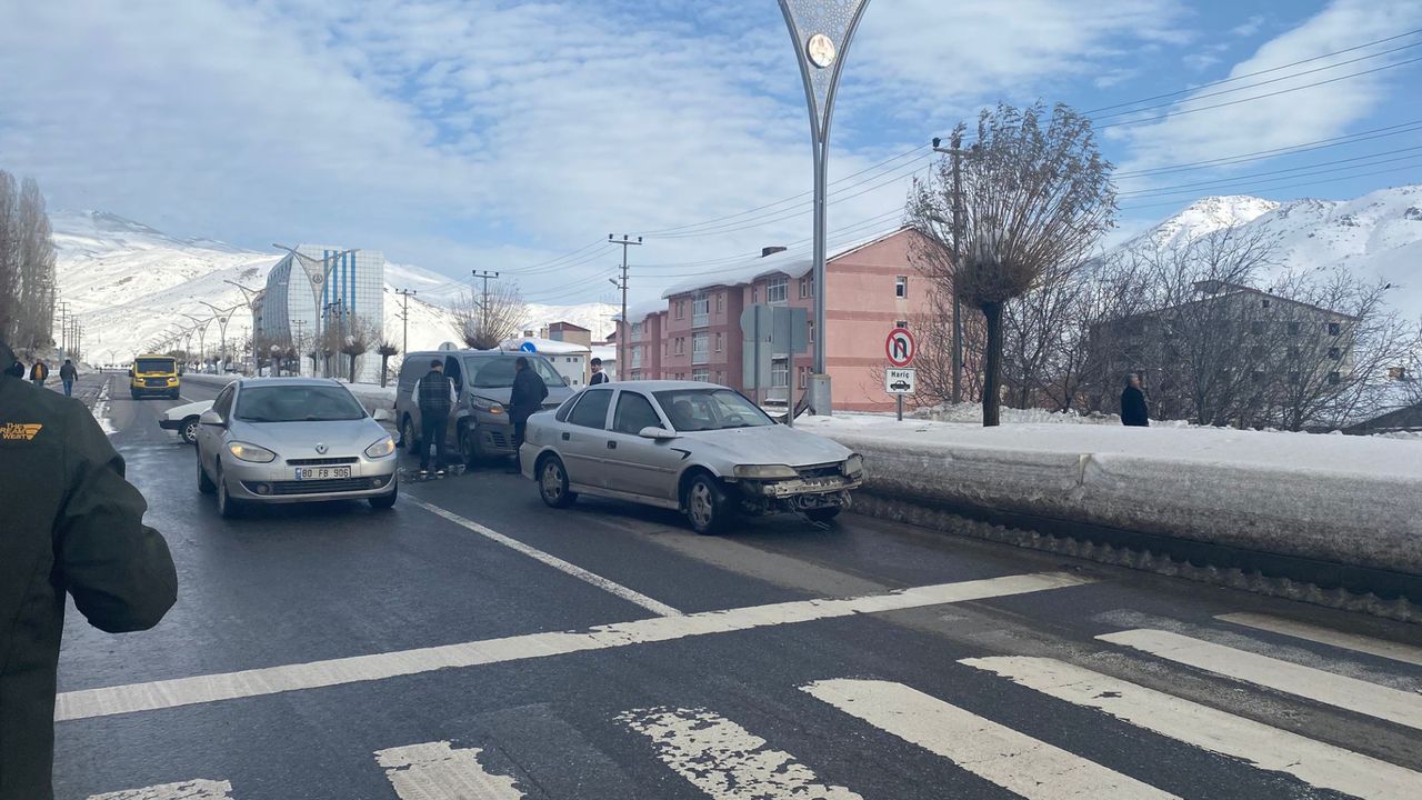 Bitlis’te maddi zarara yol açan trafik kazası