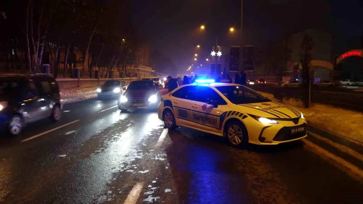 Erzurum'da sıralı kaza meydana geldi: 3 kişi yaralandı.