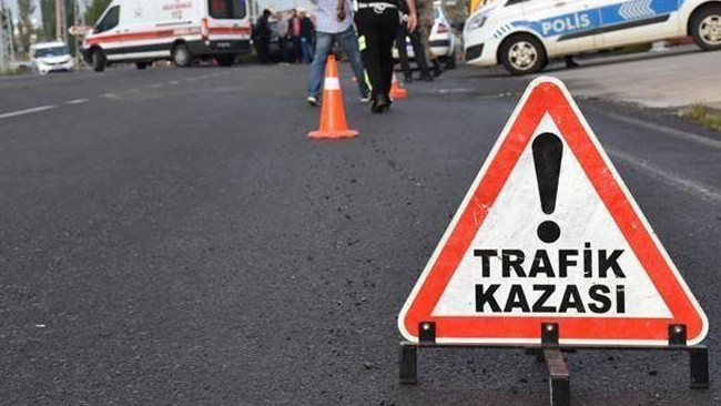 Kocaeli'de kamyon ve servis minibüsü kaza yaptı: 7 kişi yaralı.