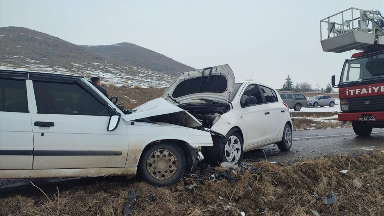 Sarıoğlan, Kayseri'de meydana gelen trafik kazasında iki araç çarpıştı ve 6 kişi yaralandı.