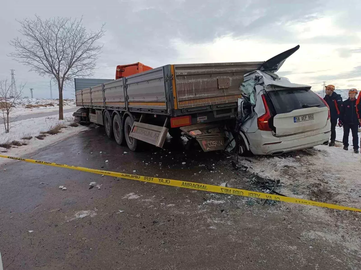 Sivas'ta buzlanma sebepli trafik kazasında iş adamı hayatını kaybetti.