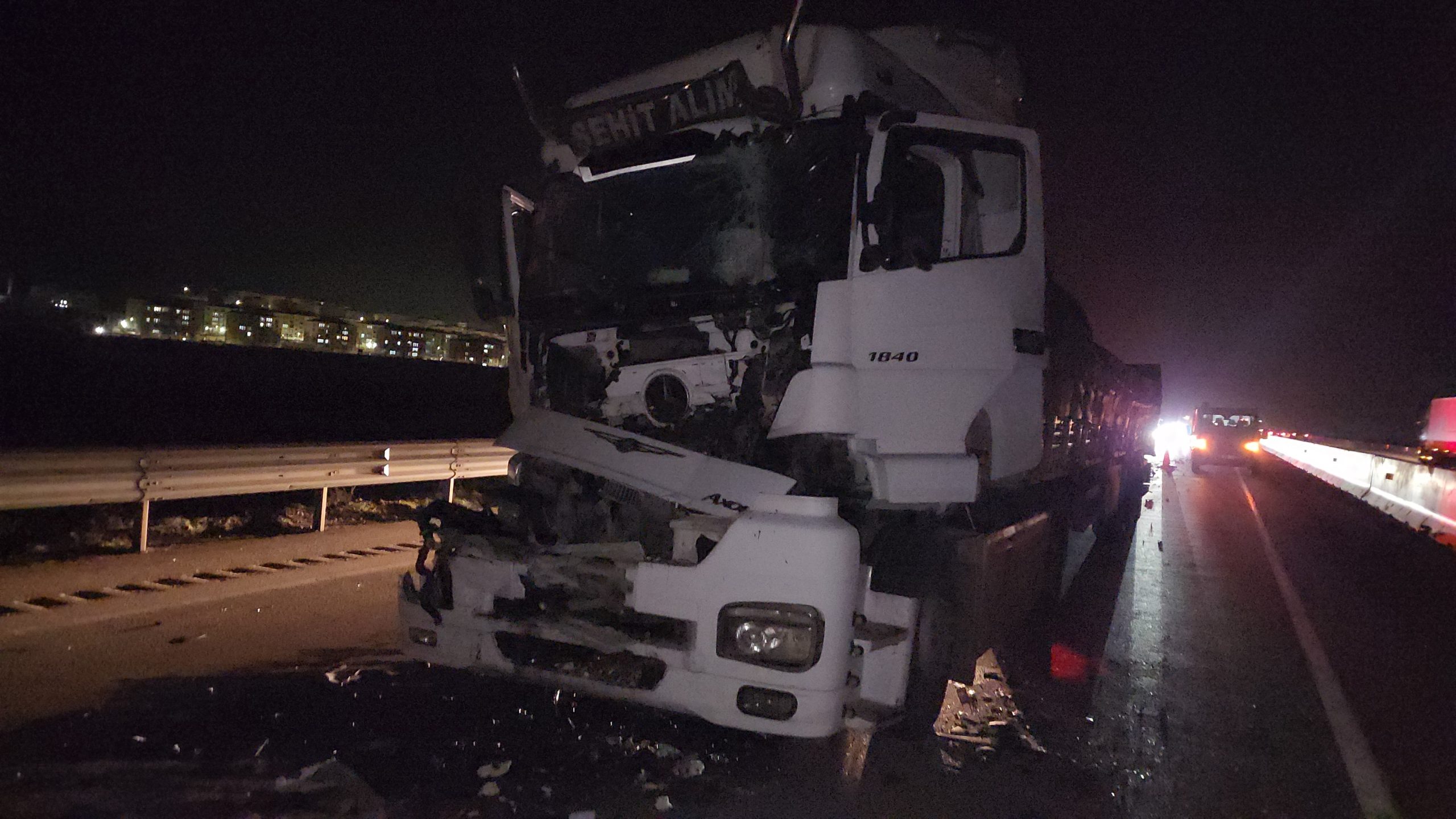 Tırlar trafiğe karıştı, 1 kişi yaralandı.