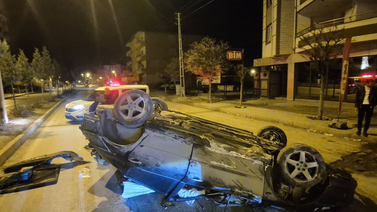 Yerköy'de jandarmanın dur ihtarını dikkate almayan bir kişi kaza yaptı, 2 kişi yaralandı.