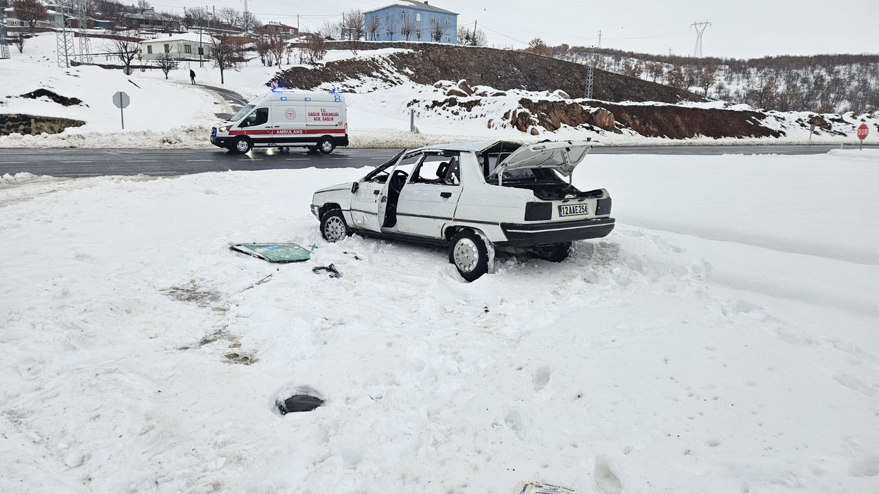 Bingöl Solhan'da otomobilin devrildiği kaza sonucu 2 öğretmen ile 3 kişi yaralandı.