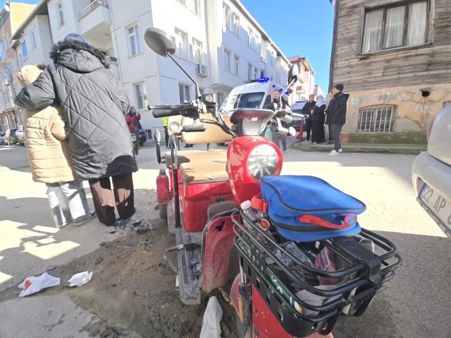 Elektrikli motosiklet kaza sonucu 3 kişi yaralandı.