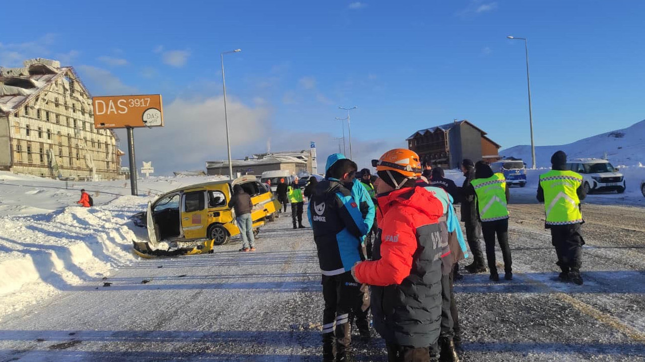 Minibüs ve taksi çarpıştı: 16 kişi yaralandı.