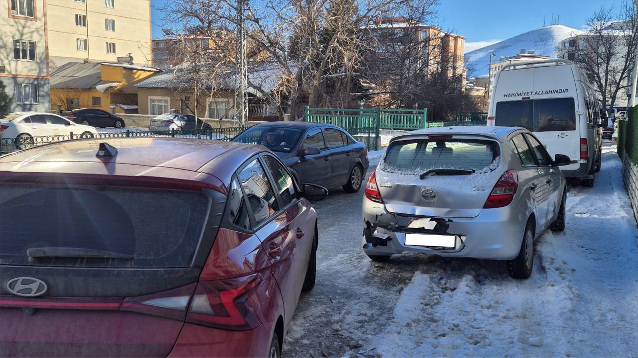 Afşin'de Ardışık Trafik Kazası Oluştu