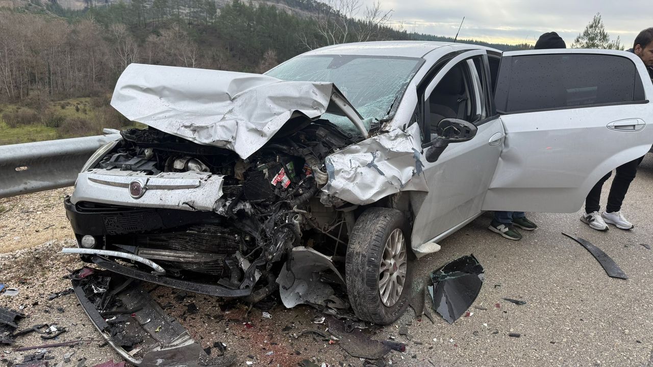 Burdur'da Zincirleme Kaza: 4 Kişi Yaralı