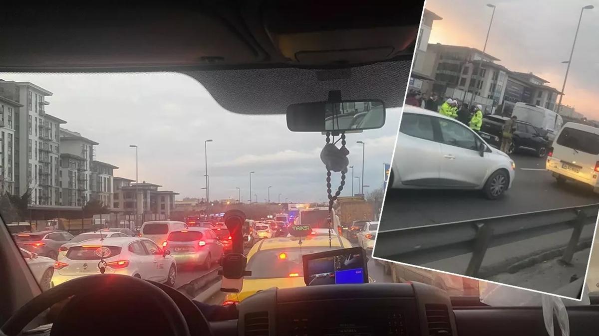 D-100'de trafik durma noktasında! Yenibosna'da ardışık trafik kazası oldu.