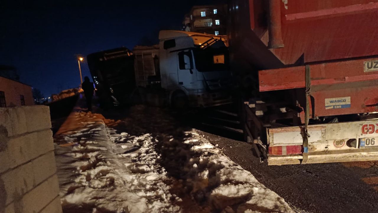 Diyarbakır'da gizli buzlanma zincirleme trafik kazasına sebep oldu.