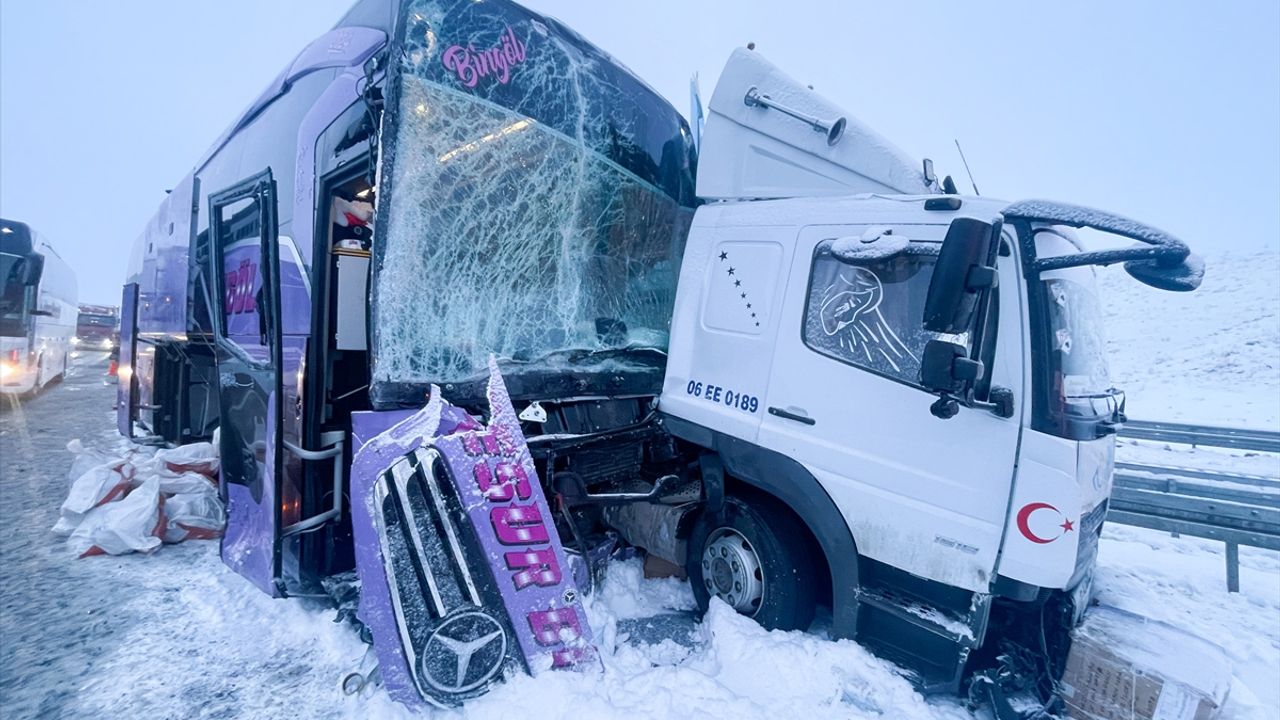 Kars'ın Sarıkamış ilçesinde trafik kazası: Yolcu otobüsü, kargo kamyonuna çarptı ve 9 kişi yaralandı.