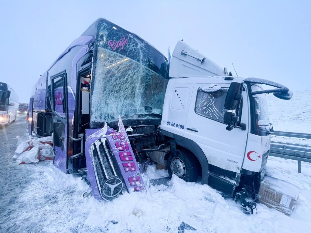 Kars'ta yolcu otobüsü kaza yaptı, 9 kişi yaralandı.