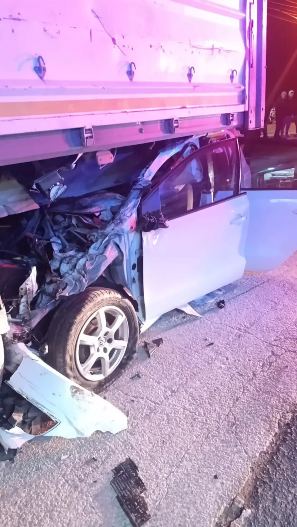 Manisa'da araç, yaya ve kamyonet çarpıştı; 1 ağır, 3 yaralı.