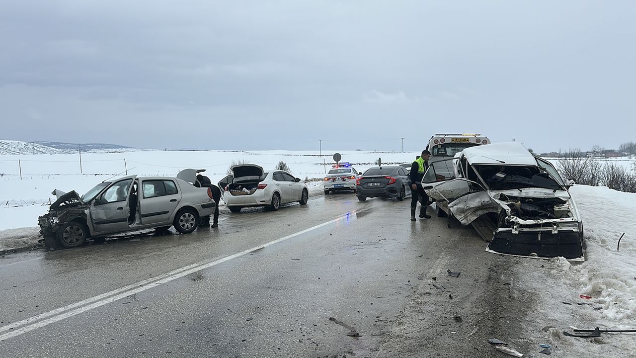 Seydiler'de trafik kazası: 1 kişi hayatını kaybetti, 2 kişi yaralandı.