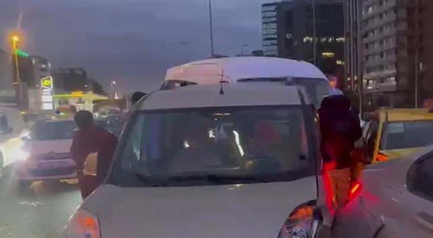 Yenibosna'da zincirleme kazada 6 araç karıştı, yaralılar bulunuyor.