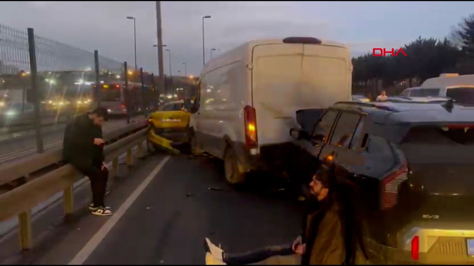 Yenibosna'da zincirleme trafik kazası, çok sayıda yaralı var.
