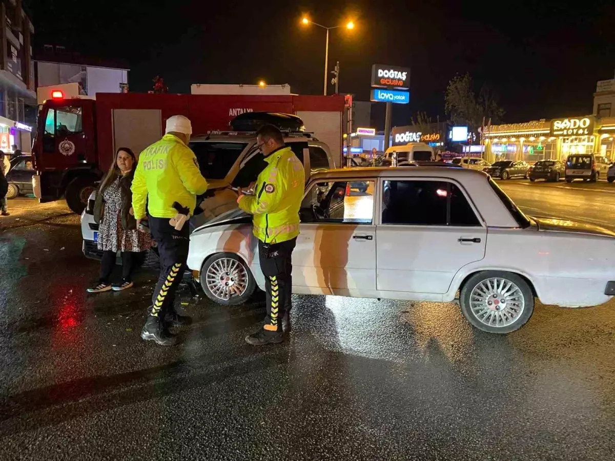 Antalya'da 3 kişi yaralandı, trafik kazası oldu.