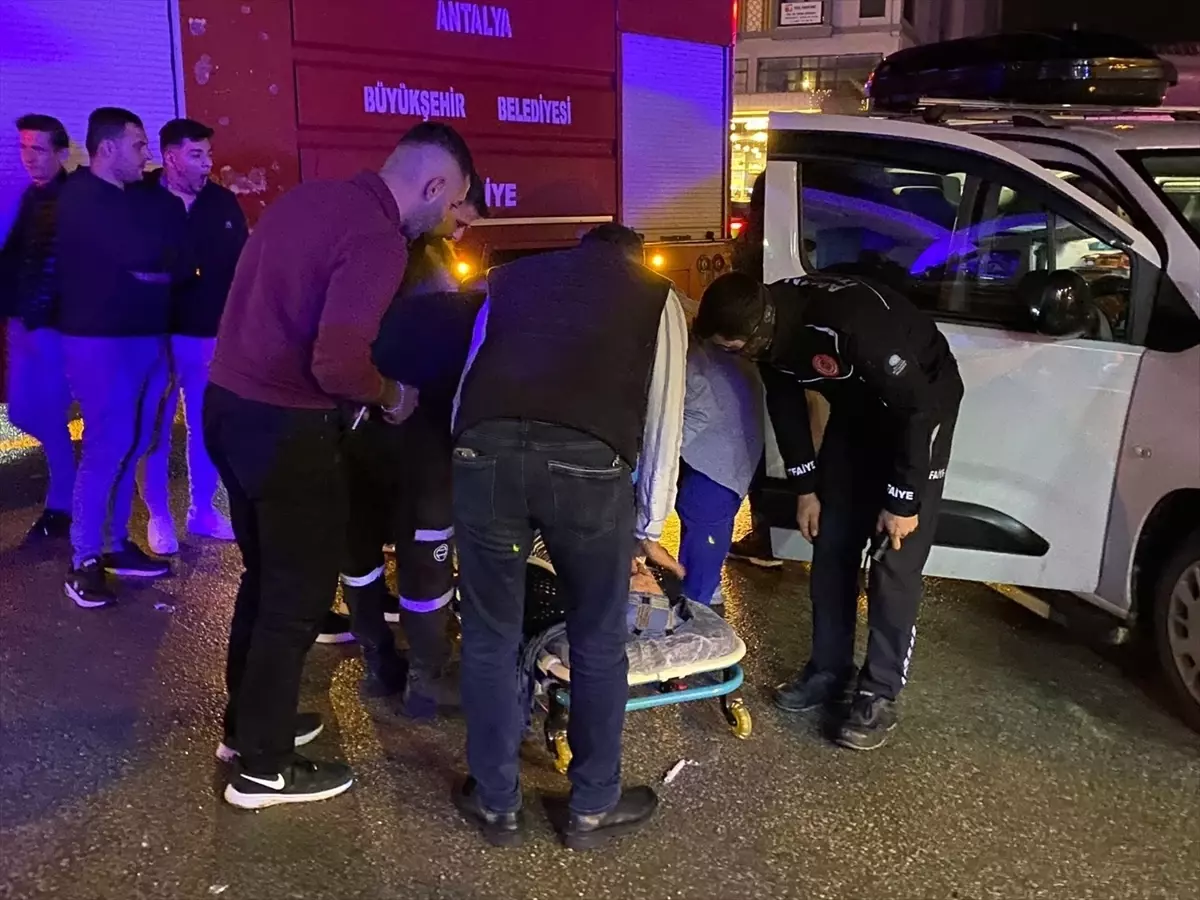 Antalya'da Trafik Kazası: 3 Kişi Yaralandı