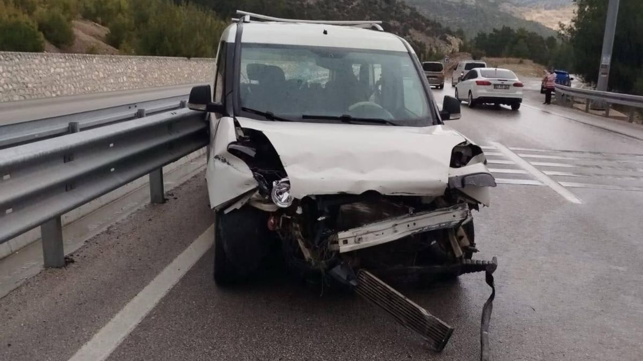 Antalya'da trafik kazası: Hafif ticari araç bariyerlere çarptı, 1 ölü 1 yaralı durumda.
