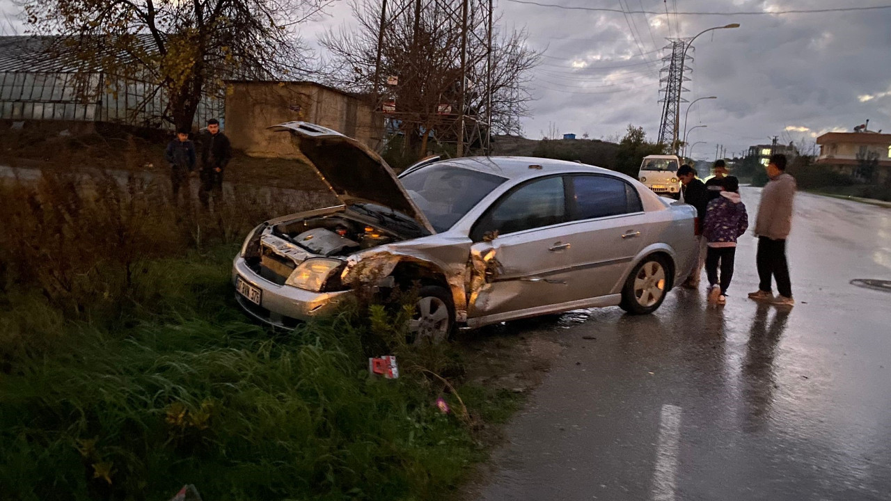 Antalya'daki kaza: Bir sürücü yaralandı, diğeri kaçtı.