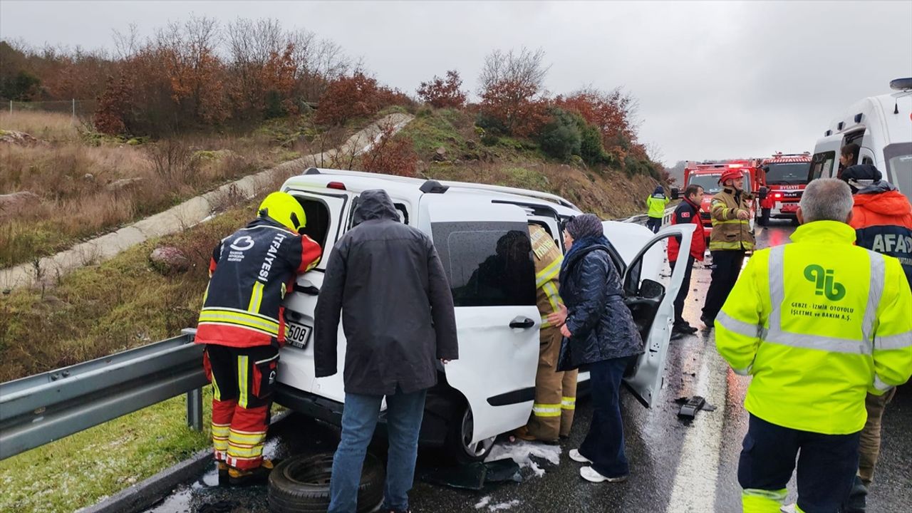Balıkesir'de İstanbul-İzmir Otoyolu'nda 12 aracın karıştığı kaza sonucu 1 kişi öldü, 10 kişi yaralandı.