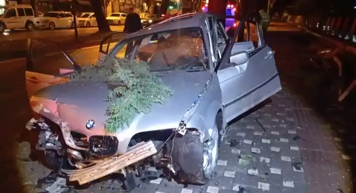 Bursa'da dehşet verici trafik kazasında 2 kişi ağır şekilde yaralandı.