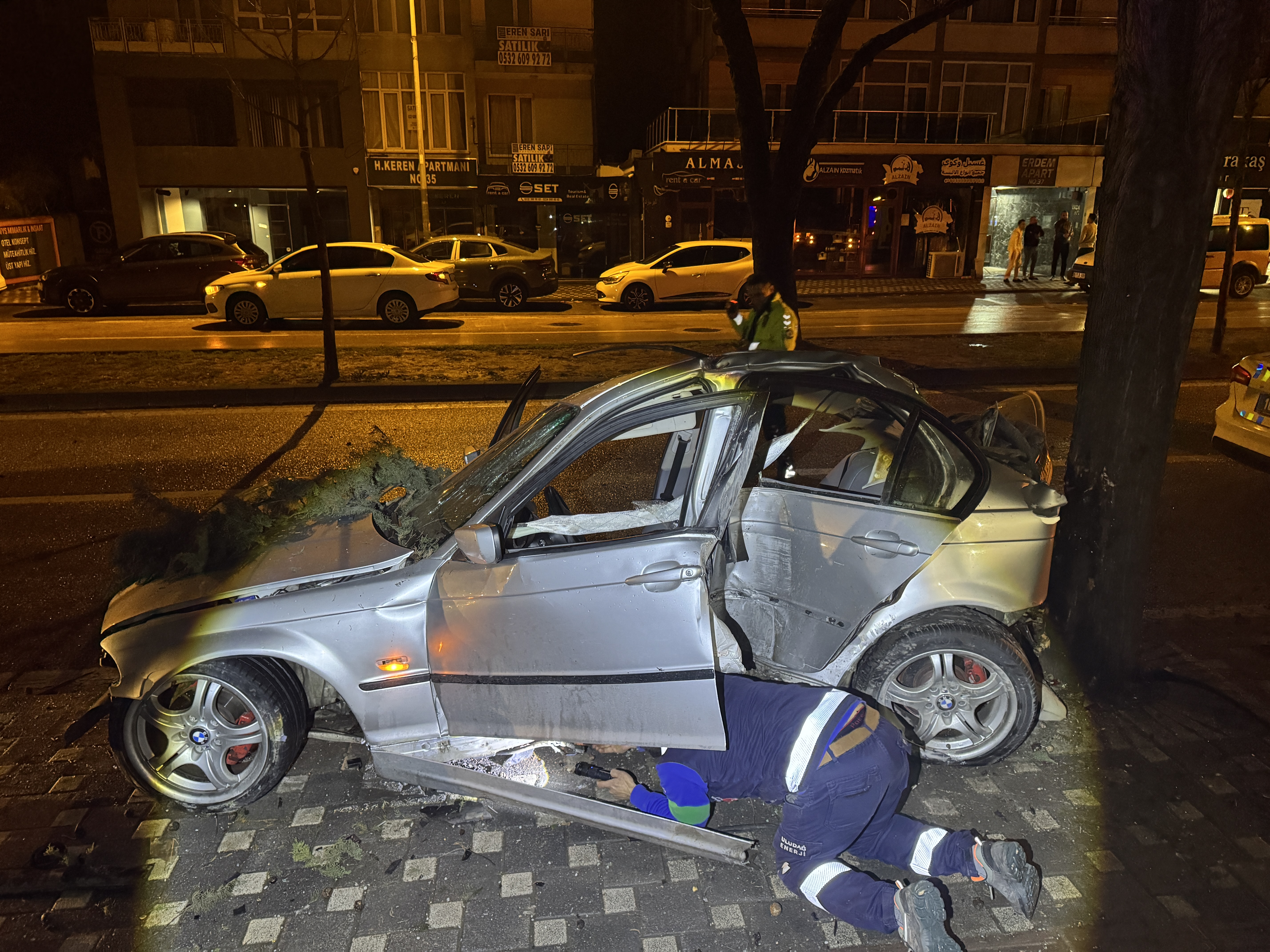 Bursa'da korkunç kaza! Ağaca çarpan araçta 2 ciddi yaralı var.