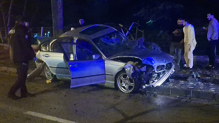 Bursa'da korkunç kaza! Otomobil, yolunu şaşırdı ve ağaca çarptı: 2 ciddi yaralı