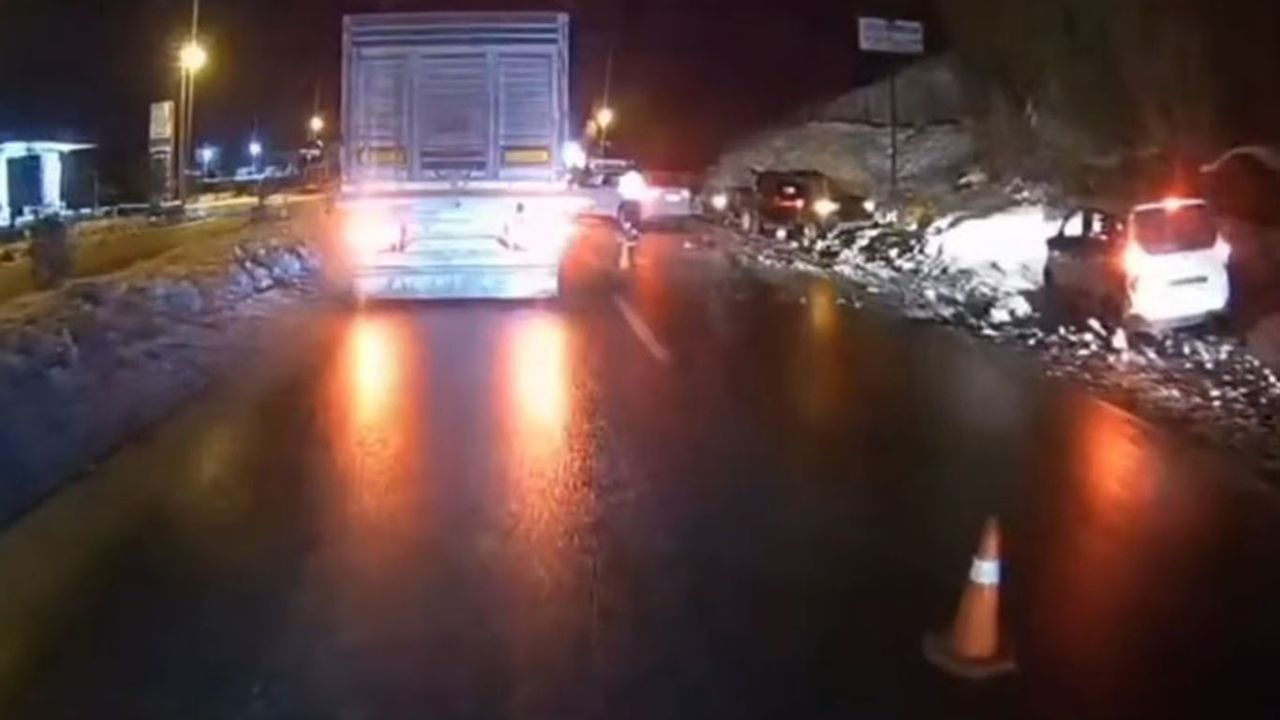 Diyarbakır'da kar yağışı sebebiyle zincirleme kazaya yol açan gizli buzlanma: 2 yaralı