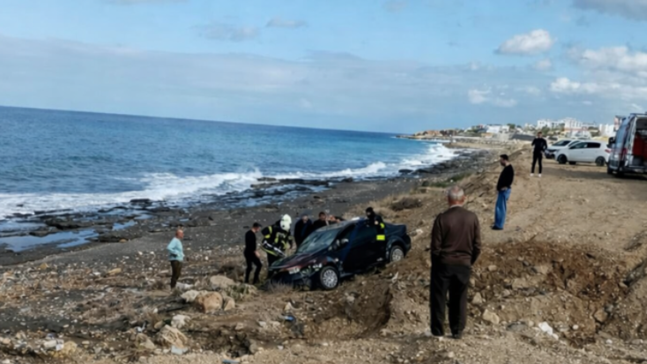 Girne-Tatlısu Yolu'nda Kaza: Araç Devrildi, Sürücü Hastaneye Nakledildi.