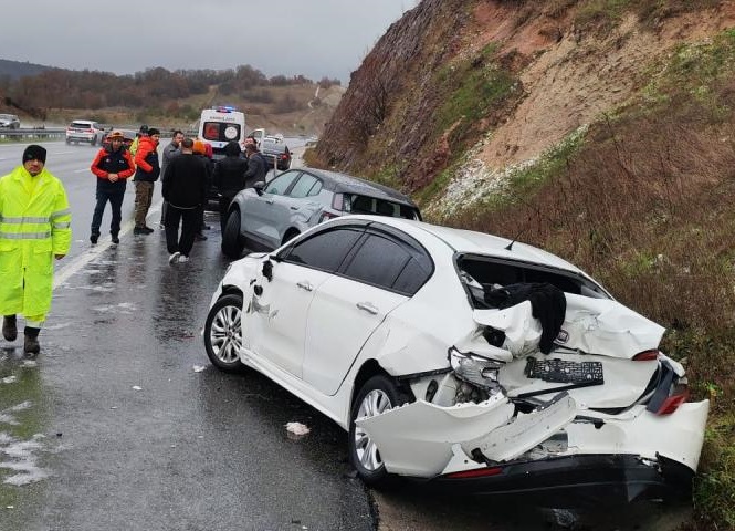 İstanbul-İzmir Otoyolu Balıkesir bölümünde zincirleme kaza: 1 kişi hayatını kaybetti.