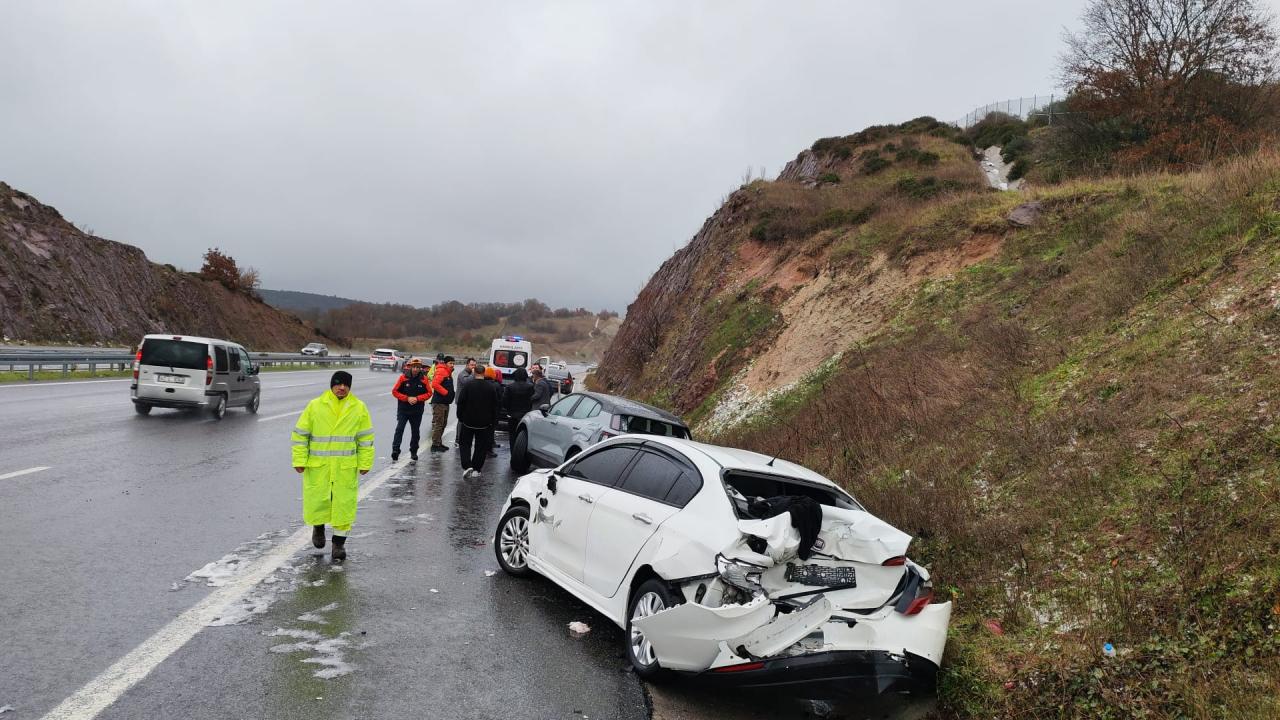 İstanbul-İzmir Otoyolu'nda Balıkesir'de zincirleme kaza: 1 kişi hayatını kaybetti.