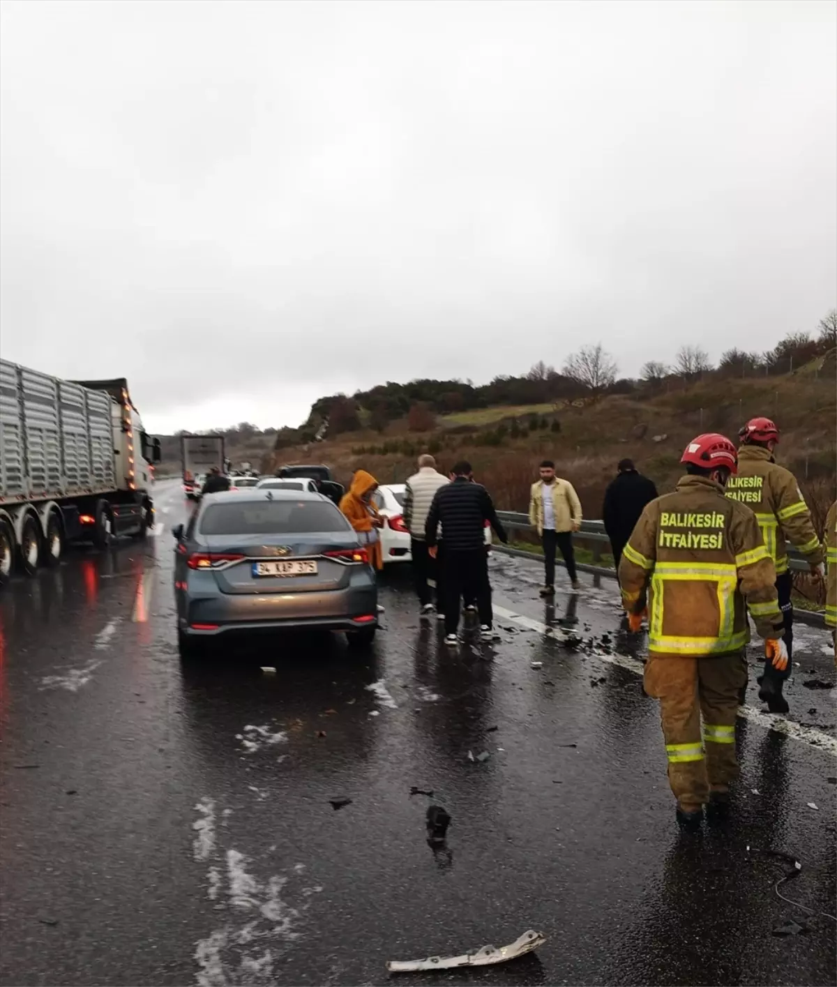 İzmir-İstanbul otoyolunda, Balıkesir bölgesinde ardışık trafik kazası yaşandı.