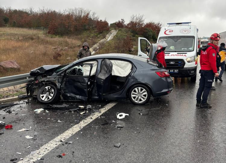 İzmir-İstanbul Otoyolu'nda zincirleme trafik kazasında 1 kişi hayatını kaybetti, 10 kişi yaralandı.