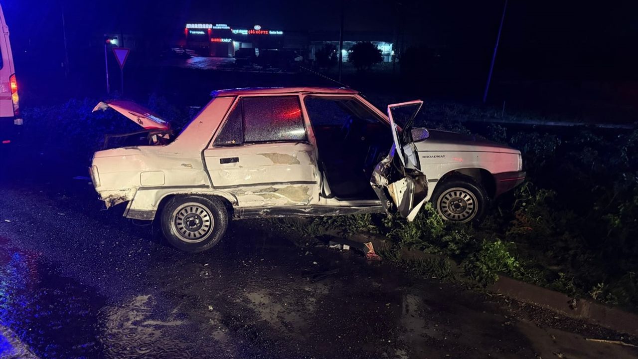 Manisa'da araç ile tır çarpışması sonucu: 2 çocuk dahil 3 yaralı var.
