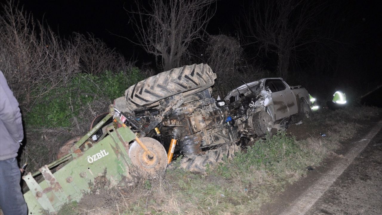 Ödemiş'te acil durum: Pikap ile traktör çarpıştı, 2 kişi yaralandı.