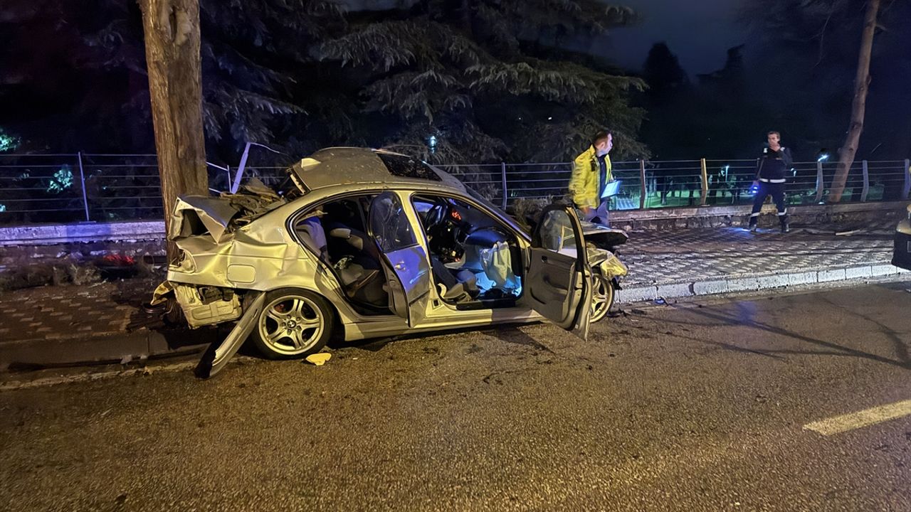 Osmangazi'de meydana gelen trafik kazasında ağaca çarpan araçta 2 kişi ağır yaralandı.