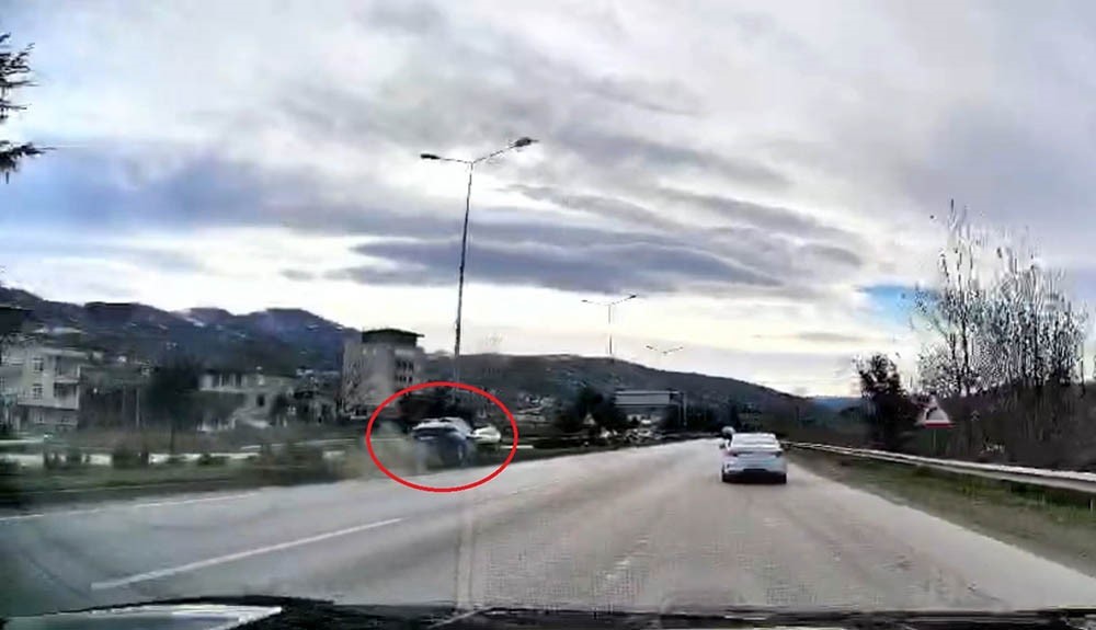 Samsun'da cenaze dönüşünde meydana gelen kaza, araç kamerasında görüntülendi.