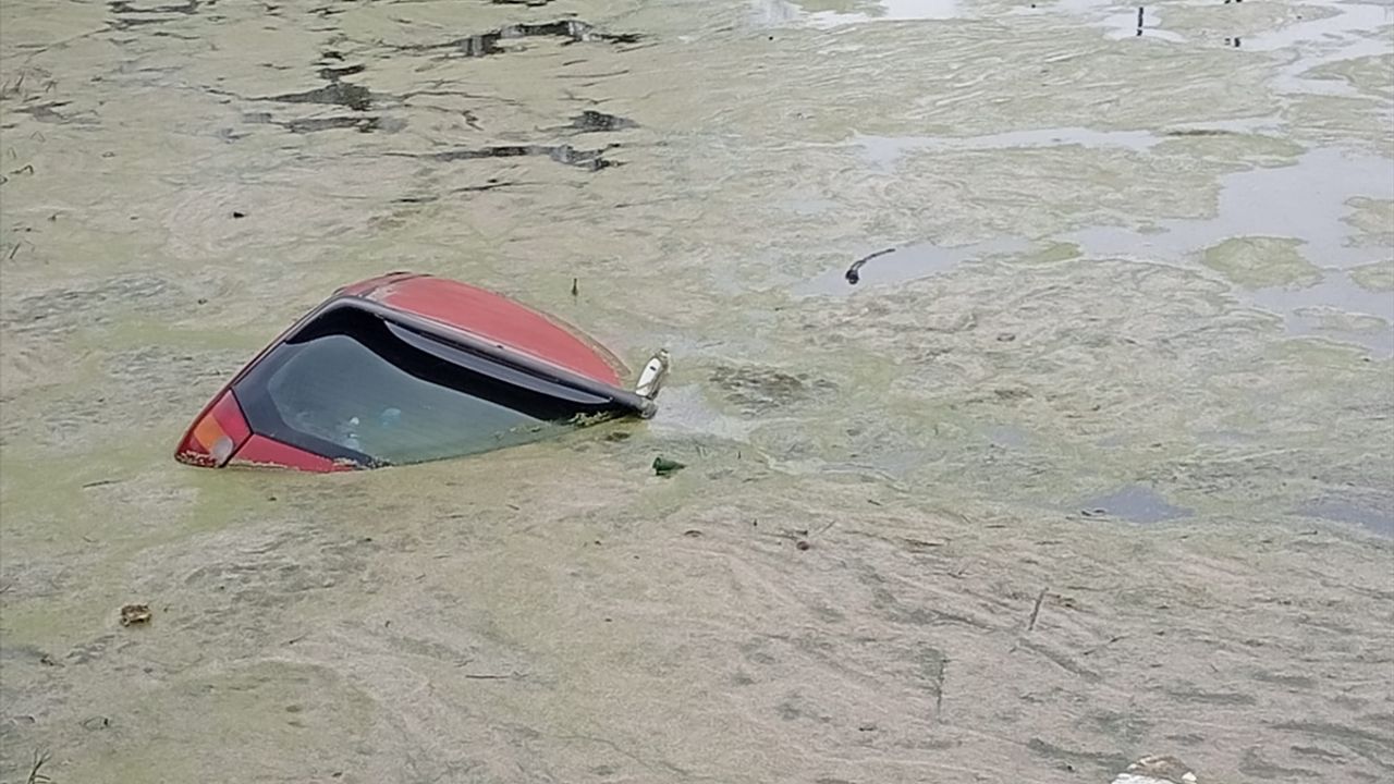 Samsun'da otomobilin son dakika trafik kazasında fındık sulama göletine devrildi: 2 kişi yaralandı.