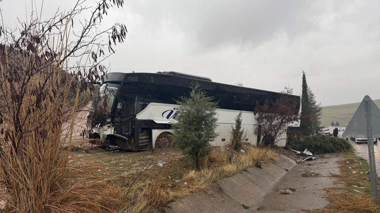 Adıyaman Kahta'da otobüs ve araç çarpışmasıyla 3 kişi hayatını kaybetti.