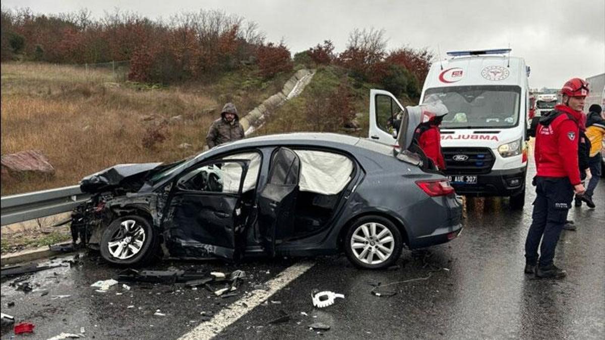 Balıkesir'de zincirleme trafik kazasında 1 kişi hayatını kaybetti, 10 kişi yaralandı.