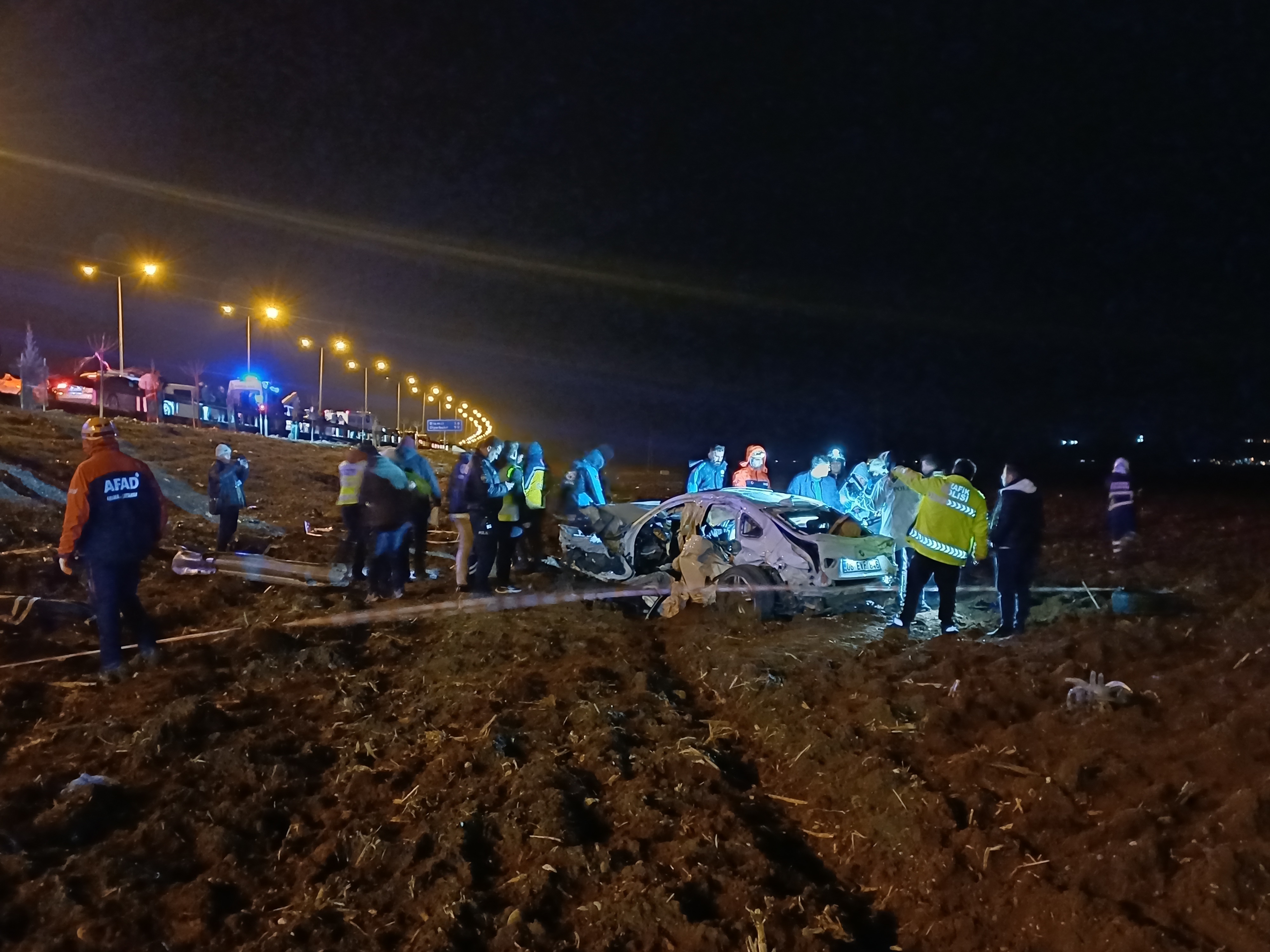 Batman'da büyük bir kaza: İki araç da yoldan çıkıp şarampole uçtu.