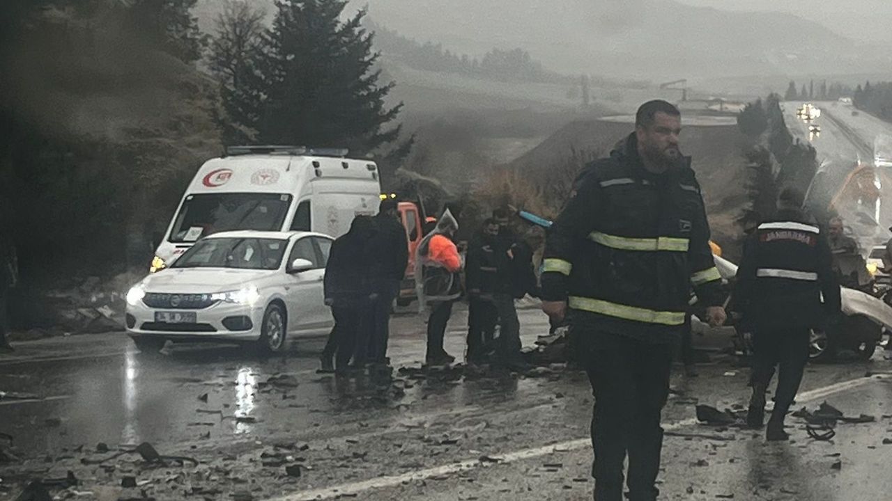 Kahta'da Otomobil ve Otobüs Çarpıştı, 3 Kişi Hayatını Kaybetti 3 Yaralı Var.