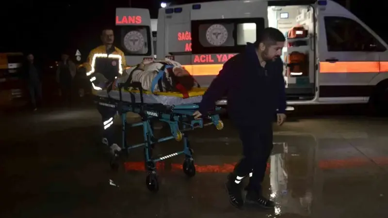 Kar nedeniyle zincirleme kaza meydana geldi: Dört araç çarpıştı, beş kişi yaralandı.