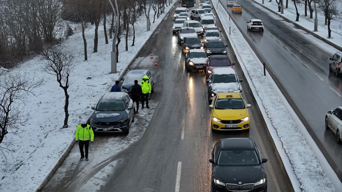Kar yağışında 9 aracın karıştığı zincirleme kaza trafikte aksamalara neden oldu - STAR